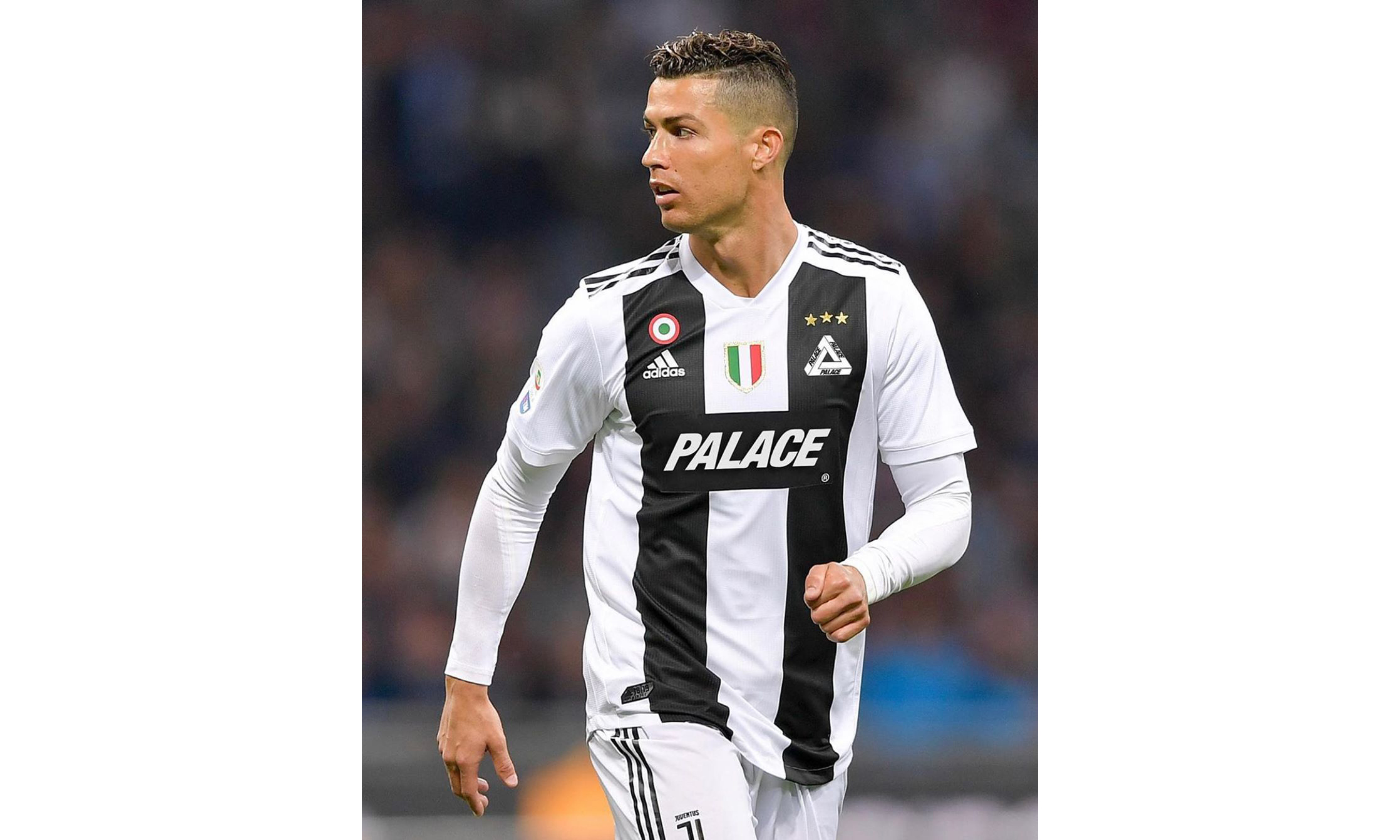 湖人晒詹姆斯步入球馆照：圣诞节的穿搭（湖人发布詹姆斯入场照：圣诞装扮抢镜）