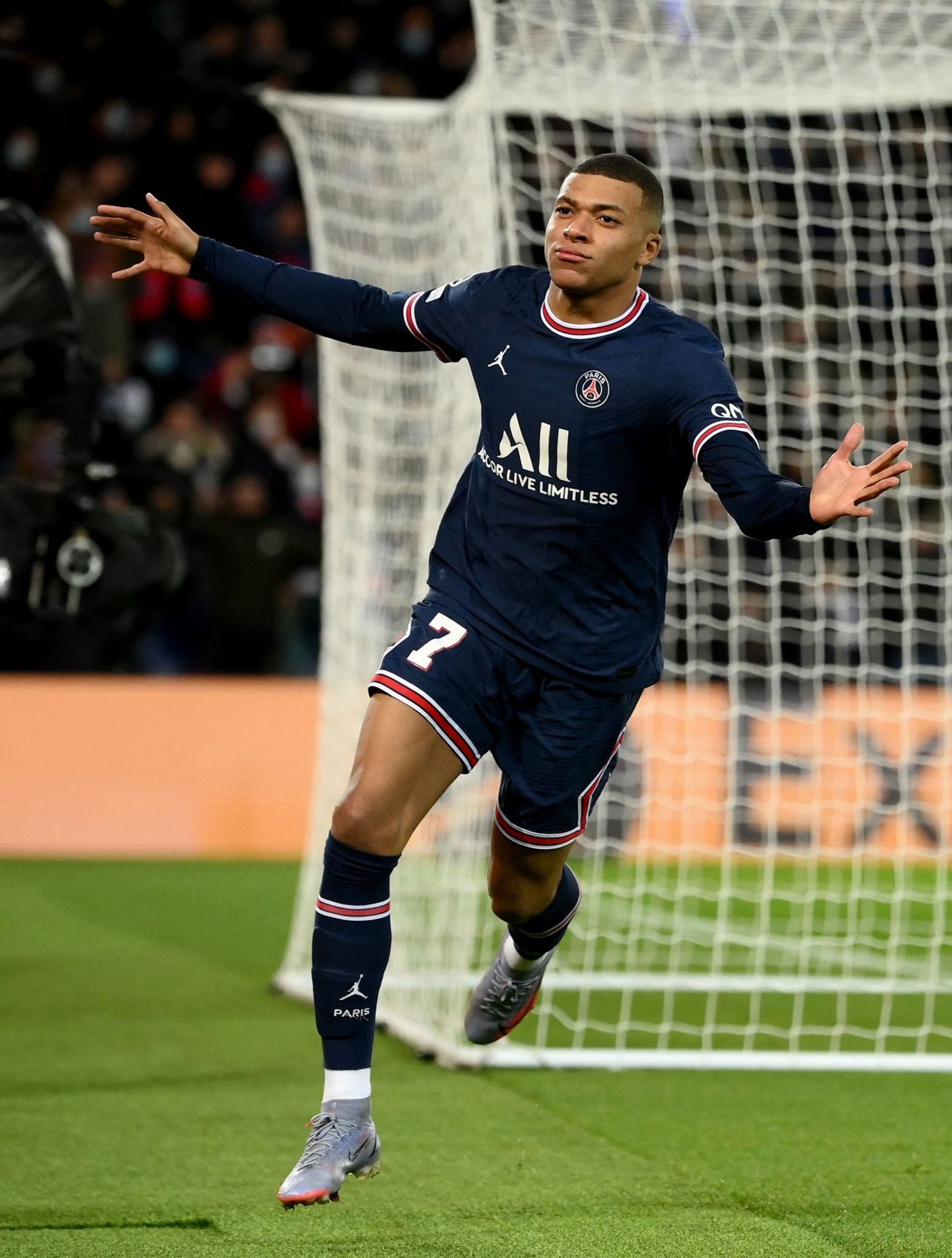 皇马发文祝贺巴黎夺洲际杯冠军：祝贺你们，当之无愧（皇马向巴黎发来贺电：恭贺夺得洲际杯，实至名归）