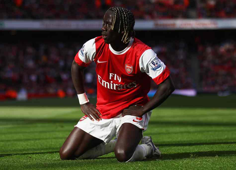 詹姆斯第15次中国行人气依旧爆棚，为上海交大球赛开球并与同学互动