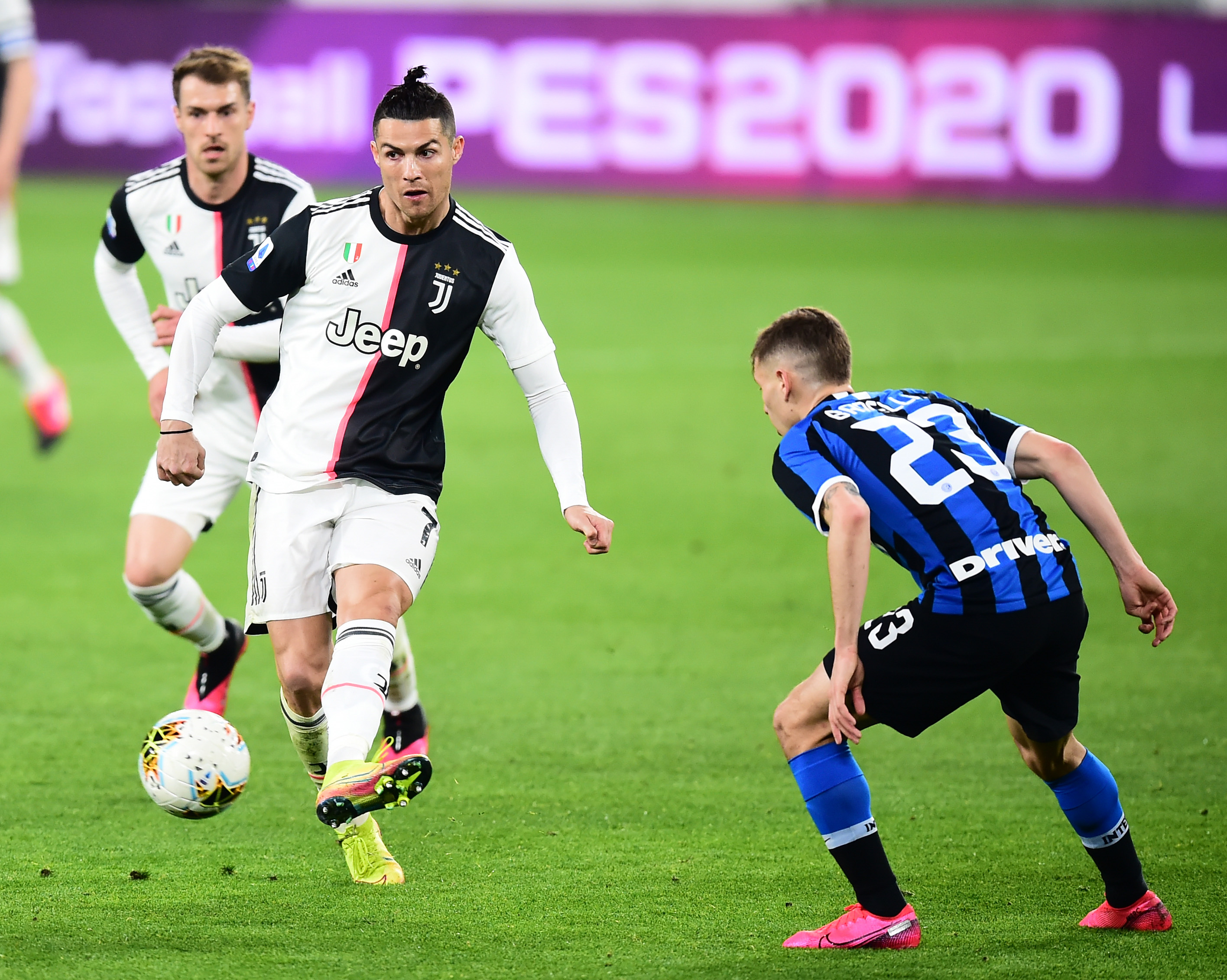 好抢断！格雷森·阿伦身后掏球亚历山大被吹犯规 太阳挑战成功（阿伦背后妙手断球，太阳挑战成功改判亚历山大犯规）