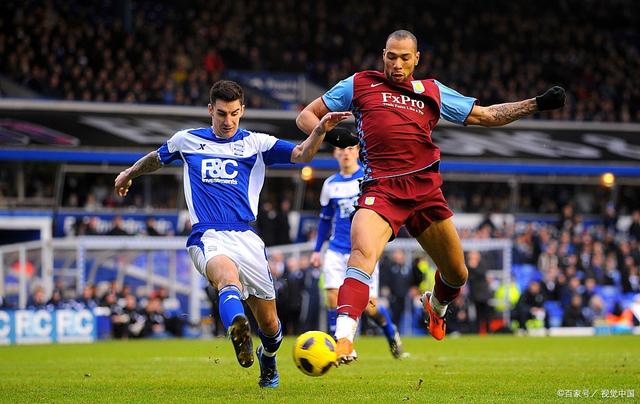 托马斯·弗兰克因指责球迷嘘门将引发争议，面临解雇风险，热刺战绩不佳，球迷矛盾加剧，球队正寻求替补教练。