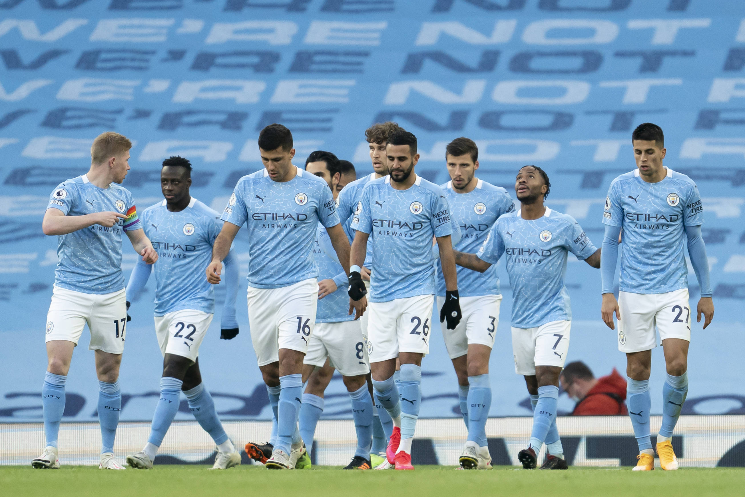 为什么外野手在处理阳光下的高飞球时习惯性地采用侧身接捕姿态